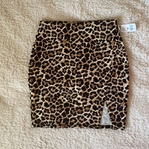 Short leopard skirt with a small slit.